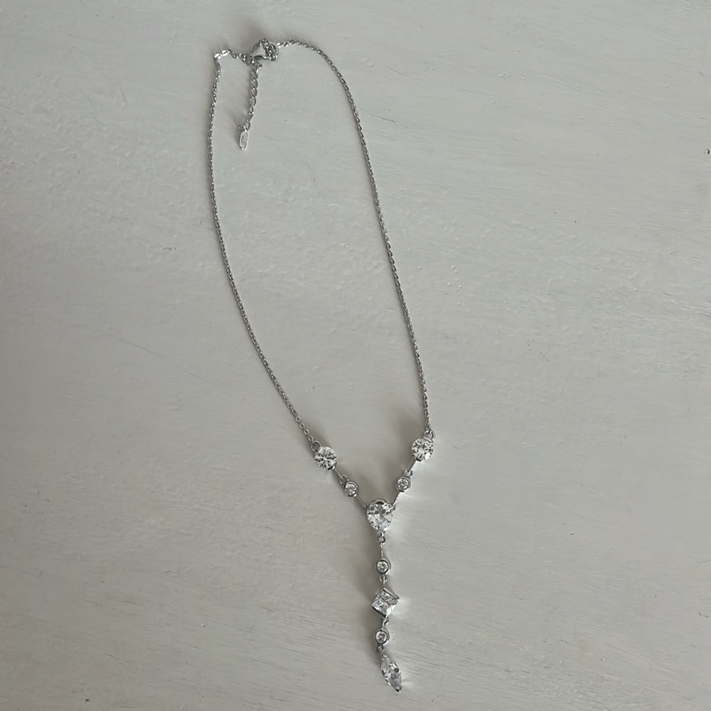 Costume jewelry crystal lariat style necklace